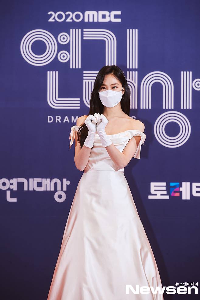 The 2020 MBC Acting Grand Prize photo wall event was held at MBC Public Hall in Sangam-dong, Mapo-gu, Seoul on the afternoon of December 30.Actor Han Ji-eun stood in the photo wall on this day.Photos