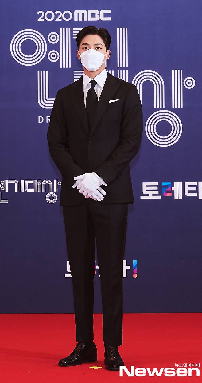 The 2020 MBC Acting Grand Prize photo wall event was held at MBC Public Hall in Sangam-dong, Mapo-gu, Seoul on the afternoon of December 30.RO WOON stood in the photo wall on the day.Photos