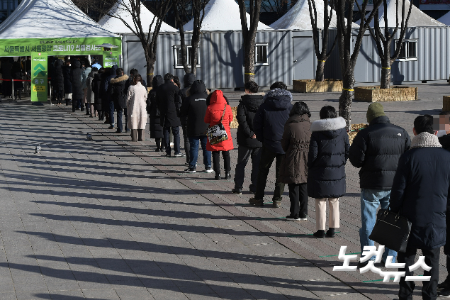 17일 서울 중구 서울광장에 마련된 임시선별진료소에서 시민들이 코로나 19 검사를 받기 위해 줄을 서고 있다.   이한형 기자