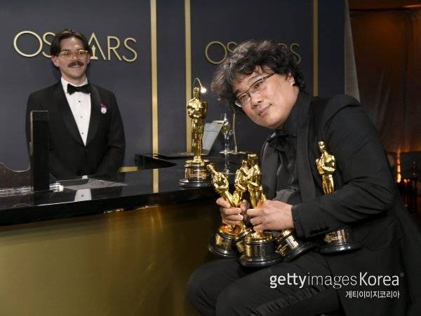 봉준호 감독은 올해 한국을 넘어 세계를 움직였다. 영화 ‘기생충’으로 아카데미 4관왕에 오르며 세계영화사를 다시 썼다. 2021년에도 그가 만든 ‘역사’ 위에 희망의 여정은 계속될 전망이다. 사진=게티이미지코리아