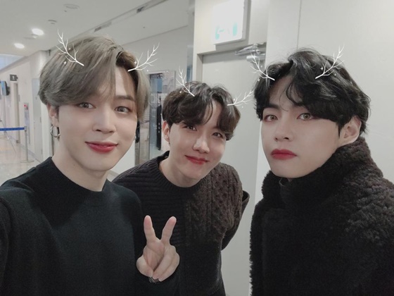 Jimin posted a picture on the official BTS Twitter on the 30th with an article entitled Happy Birthday. My Friend is a full-fledged # Tae Tae-sung Day.In the public photos, Jimin, V and J-Hope are posing together. J-Hope, Jimin, and V, which boast different charms, attract attention.In particular, Jimin, who showed affection for Vs birthday, gives a warm heart.Meanwhile, BTS, which Jimin belongs to, will participate in the Big Hit Labels concert 2021 New Years Eve Live on the 31st.