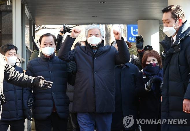 [수습]1심서 무죄 선고받은 전광훈 목사 (서울=연합뉴스) 한종찬 기자 = 공직선거법 위반과 명예훼손 혐의로 재판에 넘겨졌다 1심에서 무죄를 선고받은 전광훈 사랑제일교회 목사가 30일 서초구 서울중앙지법을 나서고 있다. saba@yna.co.kr