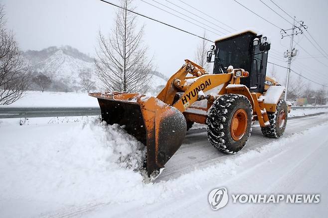 대설경보 발효된 장성 제설작업 (장성=연합뉴스) 조남수 기자 = 대설경보가 발효 중인 30일 전남 장성군 광주국토관리사무소의 제설장비가 도로 위의 눈을 치우고 있다. 2020.12.30 iso64@yna.co.kr