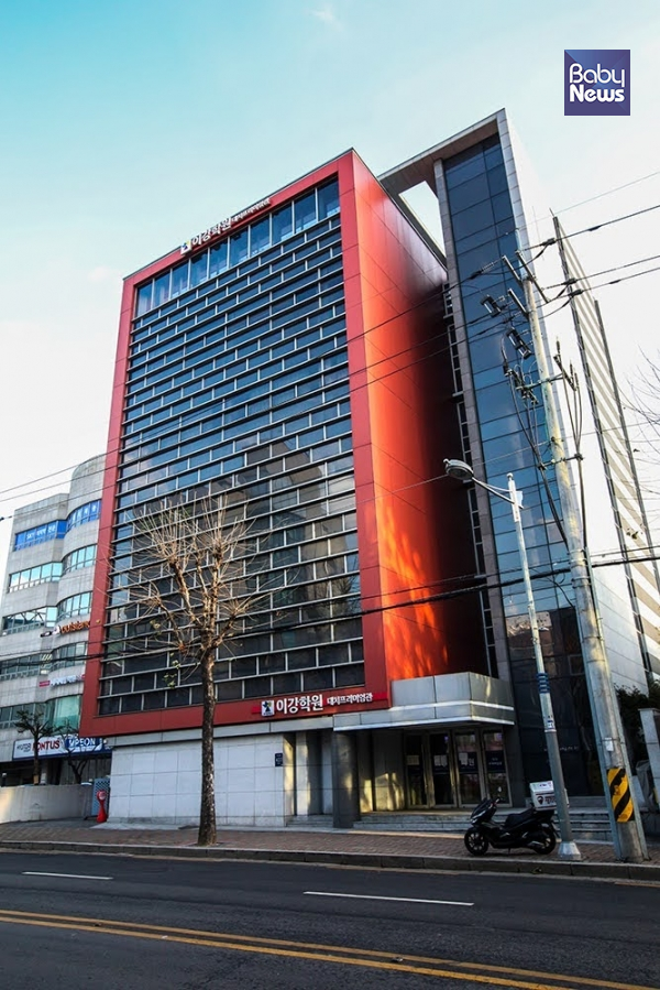 이강학원은 서울 강남구 대치동에 위치한 대치이강프리미엄관을 최근 대폭 리모델링해 강의실, 학습관, 스터디카페 등을 한곳에 갖추고 수강생을 모집하고 있다. 최대성 기자 ⓒ베이비뉴스