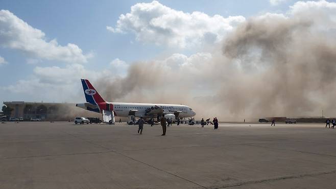 예멘 남부 아덴에 있는 공항의 폭발 후 모습(사진=AFP)