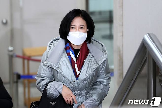 판사 출신인 이수진 더불어민주당 의원이 15일 오전 서울 서초구 중앙지법에서 열린 임종헌 전 법원행정처 차장의 사법행정권 남용 의혹 사건 재판에 증인으로 출석하고 있다. 2020.12.15/뉴스1 © News1 박지혜 기자