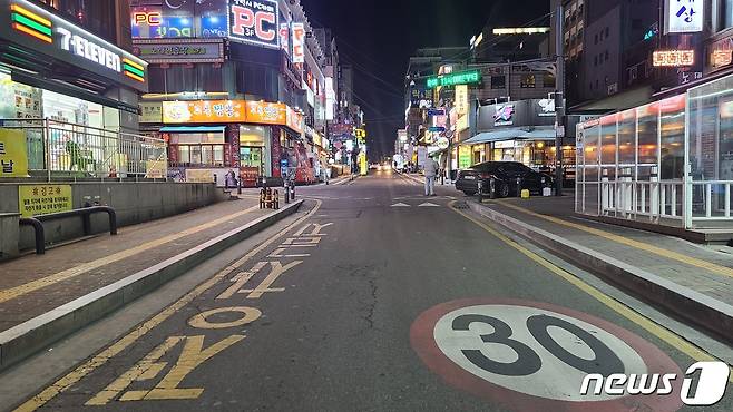 31일 저녁 인적 끊긴 수원시 인계동 거리. © 뉴스1