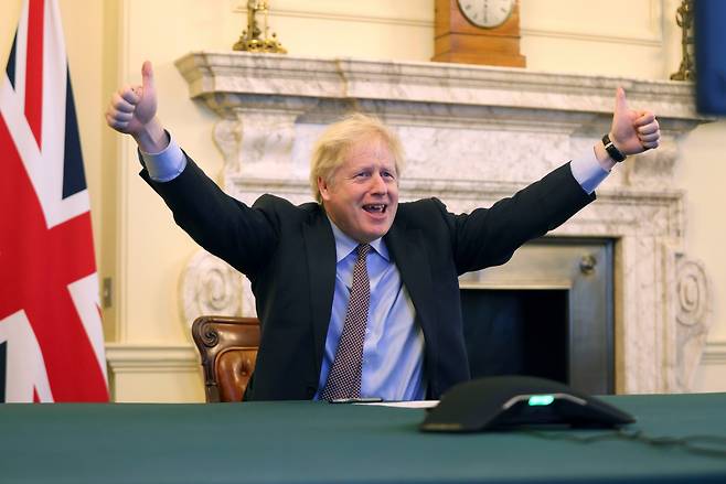 보리스 존슨 영국 총리가 지난 24일 EU와의 미래 관계 협상이 타결되자 양손을 뻗어 엄지를 치켜세우며 환호하고 있다. /신화 연합뉴스