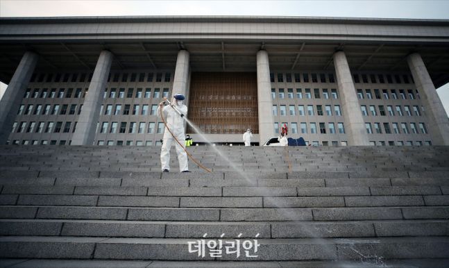 코로나19 확진자가 국회에서 열린 토론회에 참석했던 것이 확인된 2월 24일 서울 여의도 국회에서 국회 본청 및 의원회관이 전면 폐쇄된 가운데 방역이 진행되고 있다. ⓒ데일리안 홍금표 기자