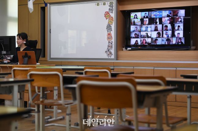 중·고등학교 1,2학년과 초등학교 4,5,6학년 학생들이 2차 온라인 개학을 한 4월16일 서울 용산구 용산초등학교에서 한 교사가 쌍방향 온라인 수업을 하고 있다. ⓒ데일리안 류영주 기자