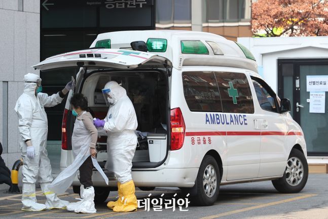 2월 20일 서울 중구 국립중앙의료원에서 의심 증상 환자가 의료진의 안내를 받고 있다. ⓒ데일리안 류영주 기자