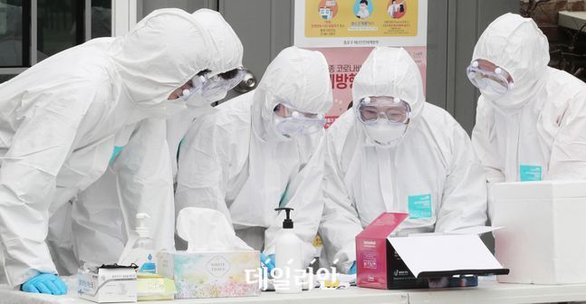 2월 21일 서울 종로구 보건소 선별진료소에서 의료진들이 업무를 보고 있다. ⓒ데일리안 류영주 기자