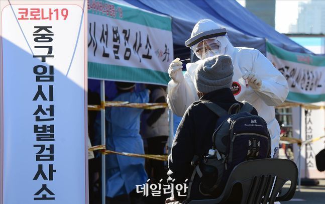 코로나19 확진자 수가 급증하며 하루 확진자 1,000명을 넘긴 12월14일 서울역 앞 광장에 설치된 코로나19 임시선별검사소에서 방역 관계자들이 확진검사를 하고 있다. ⓒ데일리안 홍금표 기자