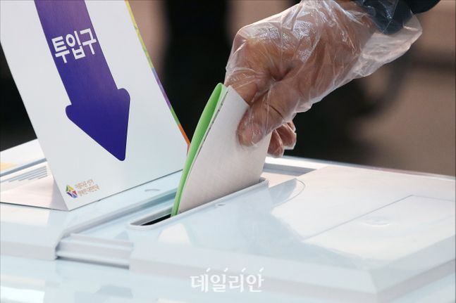 제21대 국회의원 총선거 투표일인 4월 15일 서울 종로구 혜화 제3투표소에서 시민들이 투표를 하고 있다. ⓒ데일리안 홍금표 기자
