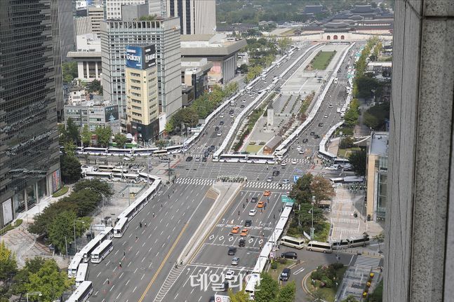 8.15 광복절 집회 후 코로나19의 폭발적인 확산에도 불구하고 일부 보수단체가 개천절 집회 강행을 예고한 10월 3일 서울 광화문 세종대로에 경찰들이 차벽을 설치해 통행을 차단하고 있다. ⓒ데일리안 홍금표 기자