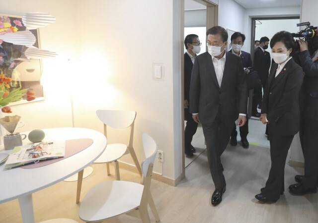 문재인 대통령이 지난 12월11일 화성 동탄의 공공임대주택을 둘러보고 있다. 청와대사진기자단