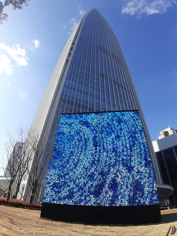 김환기 대표작 <우주>를 담은 미디어 큐브. 지난 30일 언론에 공개된 직후 모습이다. 바로 뒤에 123층짜리 롯데 월드 타워가 보인다.