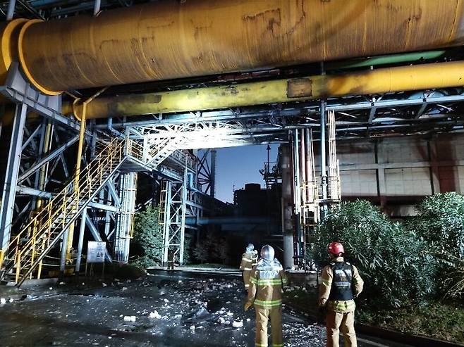 11월24일 오후 4시께 폭발사고가 일어난 전남 포스코 광양제철소에서 119구조대가 사고 현장을 살펴보고 있다. 이 사고로 3명이 숨졌다.<한겨레>자료사진