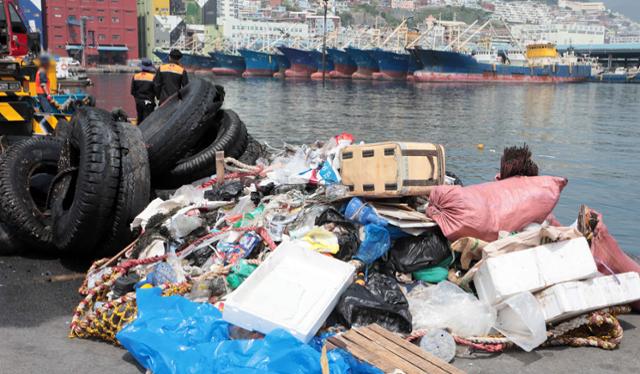 지난 해 5월 부산 서구 남부민방파제 앞 바다에서 수거된 해양 쓰레기. 부산해경 제공