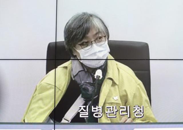 정은경 질병관리청장이 8일 서울시청에서 열린 비대면 수도권 코로나19 상황점검회의에 오른쪽 어깨를 깁스한 채 참석했다. 공동취재사진