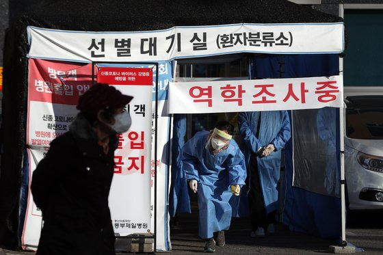 서울지역에서 신종 코로나바이러스 감염증(코로나19) 확진자가 늘어가고 있는 4일 오전 서울 중랑구 동부제일병원에서 의료진이 분주하게 움직이고 있다. 뉴스1