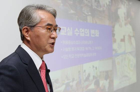 지난 6월 29일 경남 창원시 경남교육청 중회의실에서 박종훈 교육감이 민선 7기 취임 2주년을 맞아 기자간담회를 갖고 지난 2년의 성과와 앞으로 포스트 코로나 시대를 대비한 미래교육에 대해 설명하고 있다. 연합뉴스