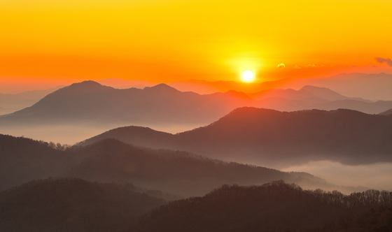 The scene of a magnificent sunrise captured from Yongamsa Temple on a mountain in North Chungcheong at daybreak on Dec. 31, 2020. [NEWS1]