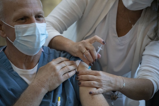 의료진이 코로나19 백신을 맞고 있는 모습. AP뉴시스