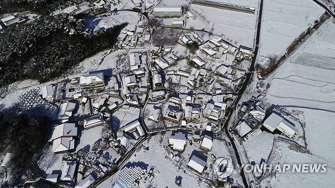 31일 오전 전남 담양군 창평면 한 마을에 지난 이틀 동안 내린 눈이 쌓여 있다. [사진 연합뉴스]