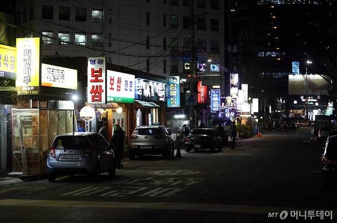 수도권 사회적 거리두기 2.5단계 시행을 하루 앞둔 7일 서울 마포구 공덕역 인근 식당가가 한산하다./사진=뉴시스