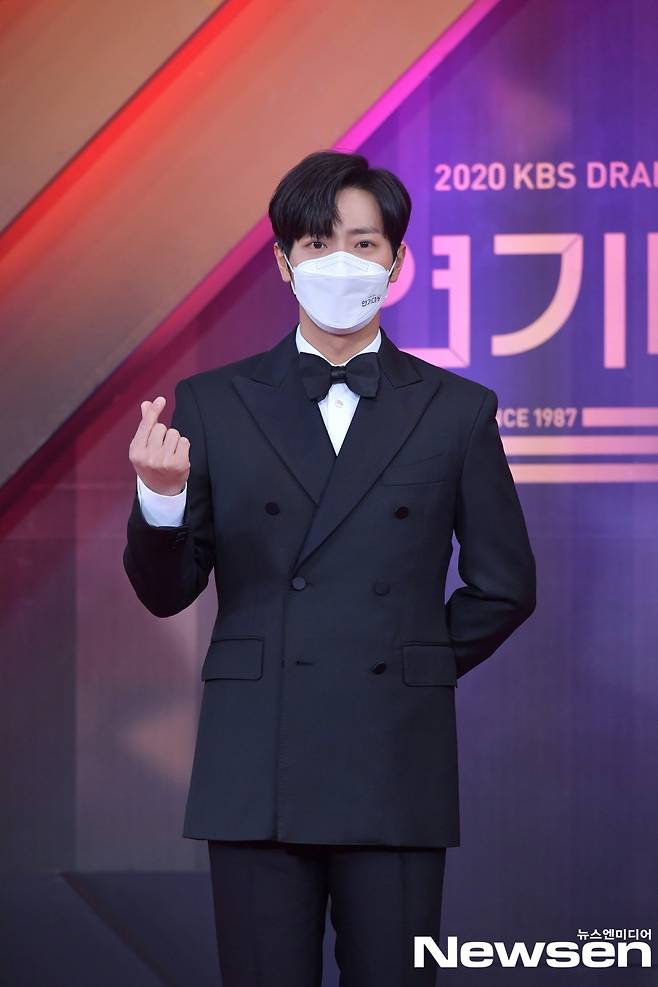 2020 KBS Acting Grand Prize Photo Wall was held on KBS, Yeouido, Yeongdeungpo-gu, Seoul on the afternoon of December 31st.Actor Lee Sang-yeob stood in Photo Wall on the day.Photos