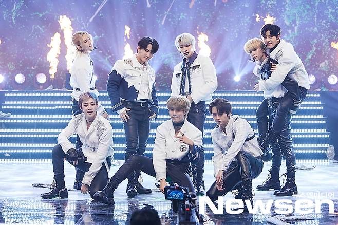 Stray Kids is performing a great stage at the 2020 MBC Song Festival: THE MOMENT held at the Ilsan MBC Dream Center on the afternoon of December 31.