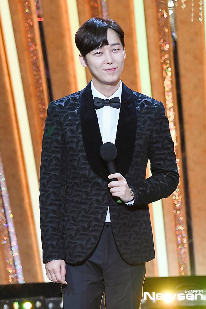 The 2020 SBS Acting Grand Prize for the 30th Anniversary of Changsha was held at SBS Prism Tower in Sangam-dong, Mapo-gu, Seoul on the afternoon of December 31.Actor Yoon Jong-hoon was on the podium for the N Best Couple Award.Photos