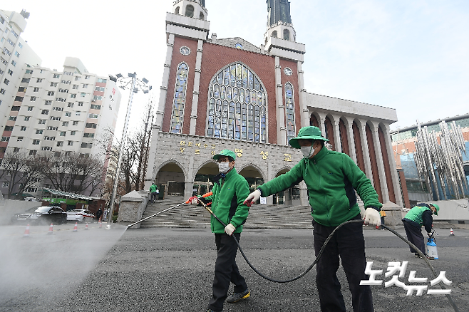 서울 강동구 명성교회 앞에서 관계자들이 신종 코로나바이러스 감염증(코로나19) 전파를 막기 위해 소독을 하는 모습. 이한형 기자