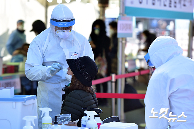 임시 선별진료소에서 시민들이 진단검사를 받고 있다. 윤창원 기자