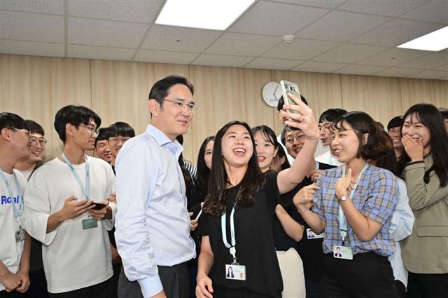 이재용 삼성전자 부회장이 지난해 8월 삼성 청년 소프트웨어 아카데미 광주캠퍼스에서 교육생들과 사진을 찍고 있다.삼성전자 제공