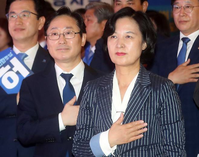 박범계와 추미애 - 문재인 대통령이 추미애 법무부 장관 후임으로 더불어민주당 박범계 의원을 내정했다. 박 의원은 ‘검찰개혁’에 소신이 있는 것으로 알려져 있다. 사진은 2018년 5월 대전에서 열린 6·13 지방선거 필승결의대회 당시 추미애 더불어민주당 대표(오른쪽)와 박범계 대전시당 위원장이 국기에 경례하고 있는 모습. 2020.12.30 연합뉴스