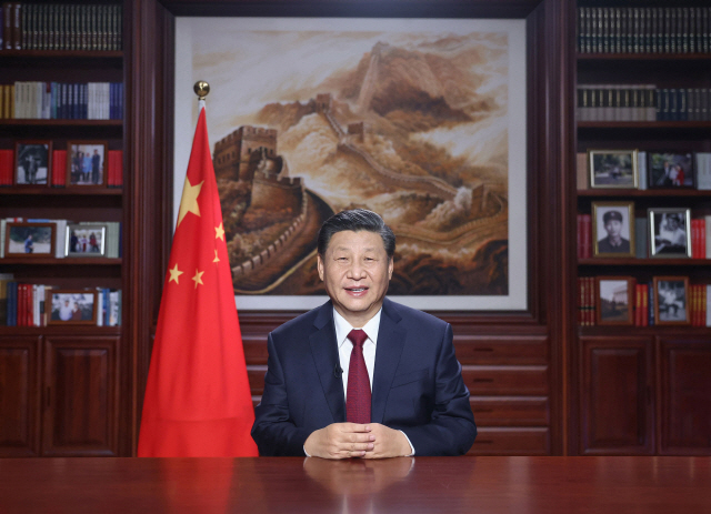 시진핑 중국 국가주석이 31일 오후7시(현지시간) 중국중앙(CC)TV를 통해 2021년 신년사를 발표하고 있다./신화연합뉴스