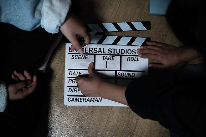 ⓒ시사IN 이명익‘기찻길옆작은학교’ 학생들이 만든 영화 <핸드폰 분실 사건> <사춘기>는 2020년 ‘중딩’의 삶을 담고 있다.