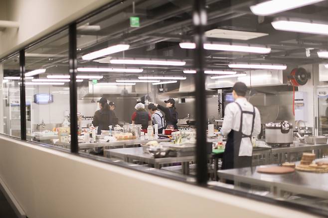 위쿡 서울 사직점은 F&B 사업자가 공동으로 사용할 수 있는 공유주방이다. 사진은 사직점 공용주방의 모습 ⓒ심플프로젝트컴퍼니 제공