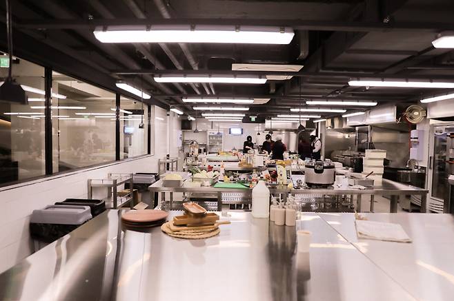 위쿡 서울 사직점은 F&B 사업자가 공동으로 사용할 수 있는 공유주방이다. 사진은 2층에 위치한 공용주방 ⓒ심플프로젝트컴퍼니 제공 