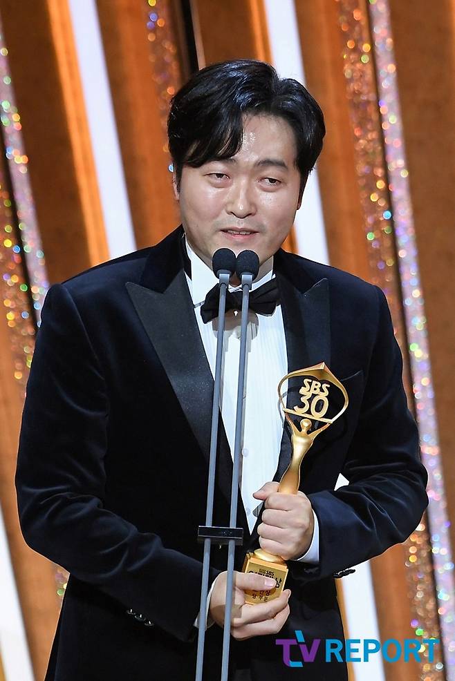 Actor Lee Joon-hyuk is winning the supporting actor team category at the 2020 SBS Acting Grand Prize held on the afternoon of the 31st.On the other hand, 2020 SBS Acting Grand Prize, which was conducted by comedian Shin Dong-yeop and Actor Kim Yoo-jung, was decorated to commemorate the 30th anniversary of the founding of the works from the legendary drama to the works that gave pleasure to various genres this year.