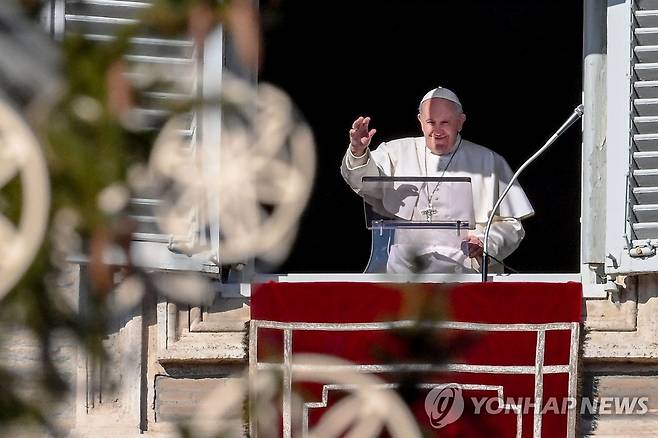 (바티칸시티 AFP=연합뉴스) 지난 13일(현지시간) 바티칸 성베드로광장이 내려다보며 주일 삼종기도를 주례하는 프란치스코 교황. jsmoon@yna.co.kr
