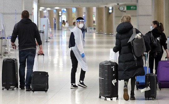 지난해 29일 인천국제공항 1터미널 출국장에서 외국인들이 국내 의료진 현장지원팀 안내를 받아 입국하고 있다. 사진설명=뉴시스