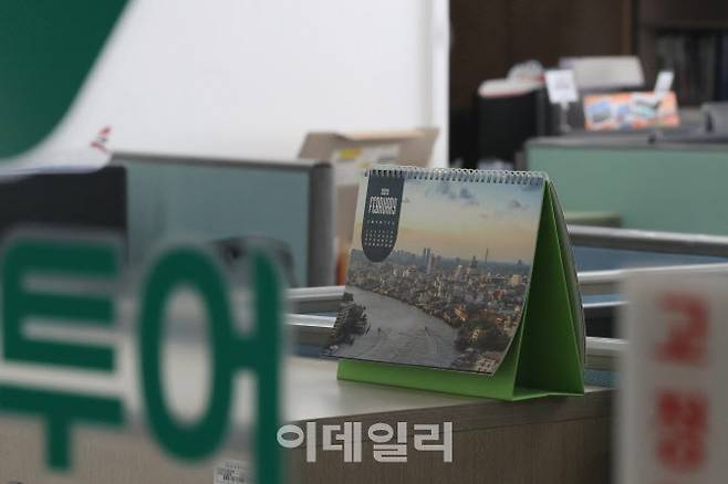 코로나19로 대낮에도 텅텅빈 서울의 한 여행사 사무실이 직원들의 휴직으로 불 꺼진 채 한산한 모습을 보이고 있다.(사진=이영훈 기자)