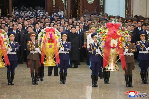 김정은 북한 국무위원장이 2021년 신년 첫날 노동당 제8차 대회 대표자들과 함께 금수산태양궁전을 참배했다고 1일 조선중앙통신이 보도했다(사진=조선중앙통신/연합뉴스).