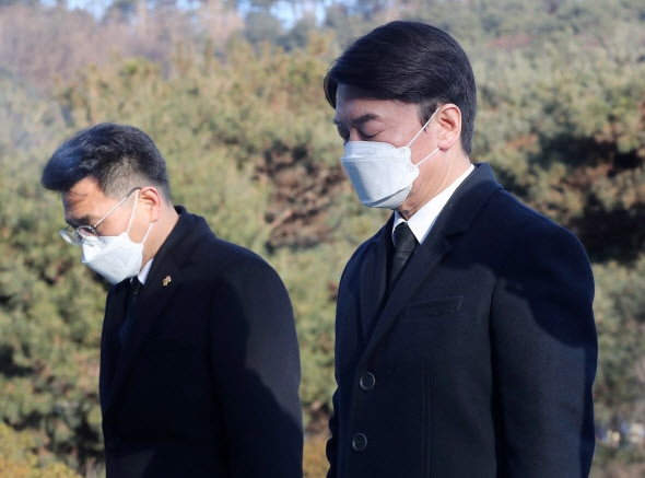 신축년 새해 첫 날인 1일 오전 안철수 국민의당 대표가 서울 동작구 국립현충원에서 참배를 하고 있다.(뉴시스=공동취재사진)