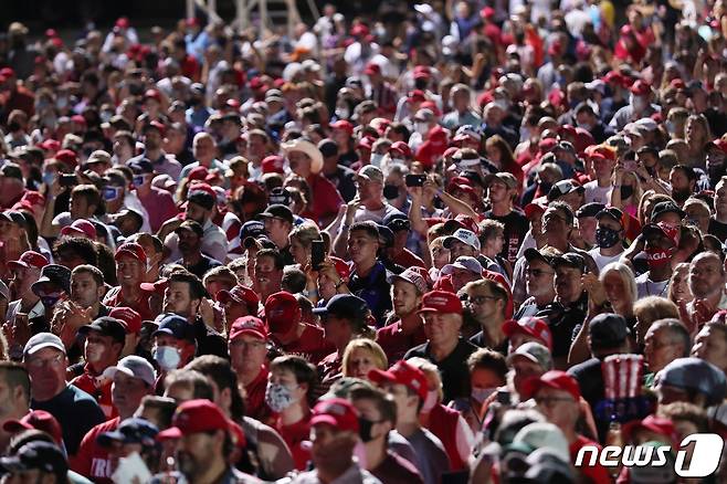 지난해 10월 플로리다주 샌퍼드 국제공항에서 열린 도널드 트럼프 미국 대통령의 선거집회에서 지지자들이 거리두기는 물론 마스크도 쓰지 않고 있다. © AFP=뉴스1 © News1 우동명 기자