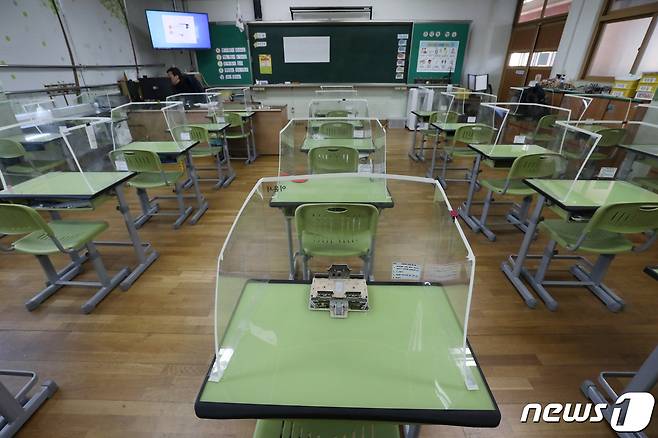 지난달 15일 서울 노원구 소재 한 초등학교에서 교사가 원격수업을 진행하고 있다./뉴스1 © News1