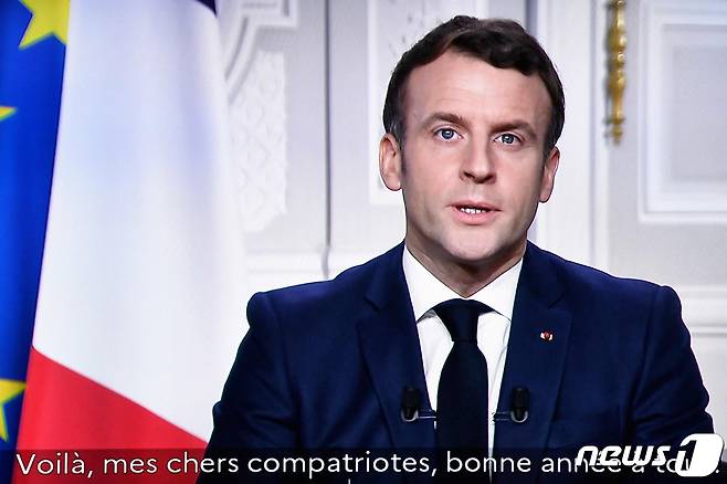 지난달 31일 프랑스 파리 엘리제궁에서 에마뉘엘 마크롱 프랑스 대통령이 신년 연설하는 장면이 방송되고 있다. © AFP=뉴스1